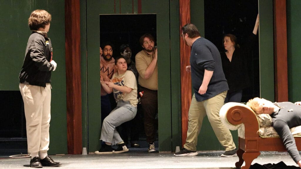 escena de comedia teatral en ensayo